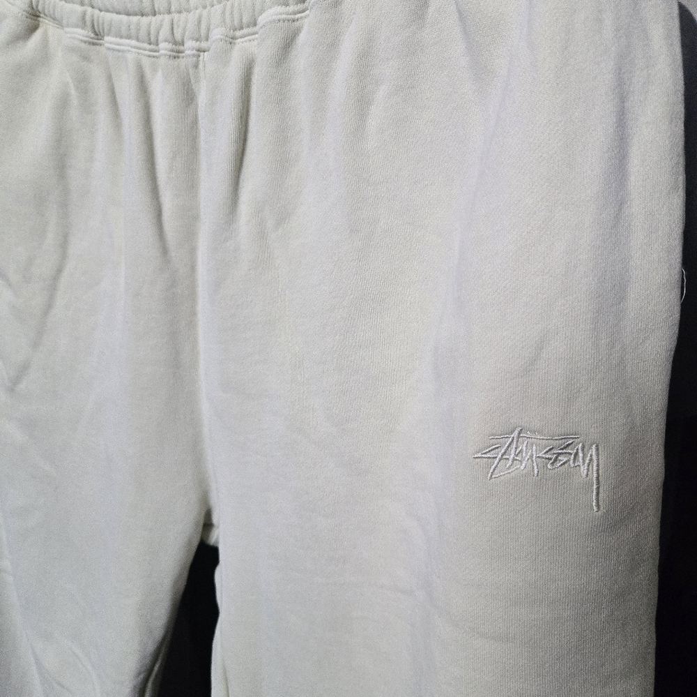 Stussy x No Vacancy Inn - Picture 2 of 5